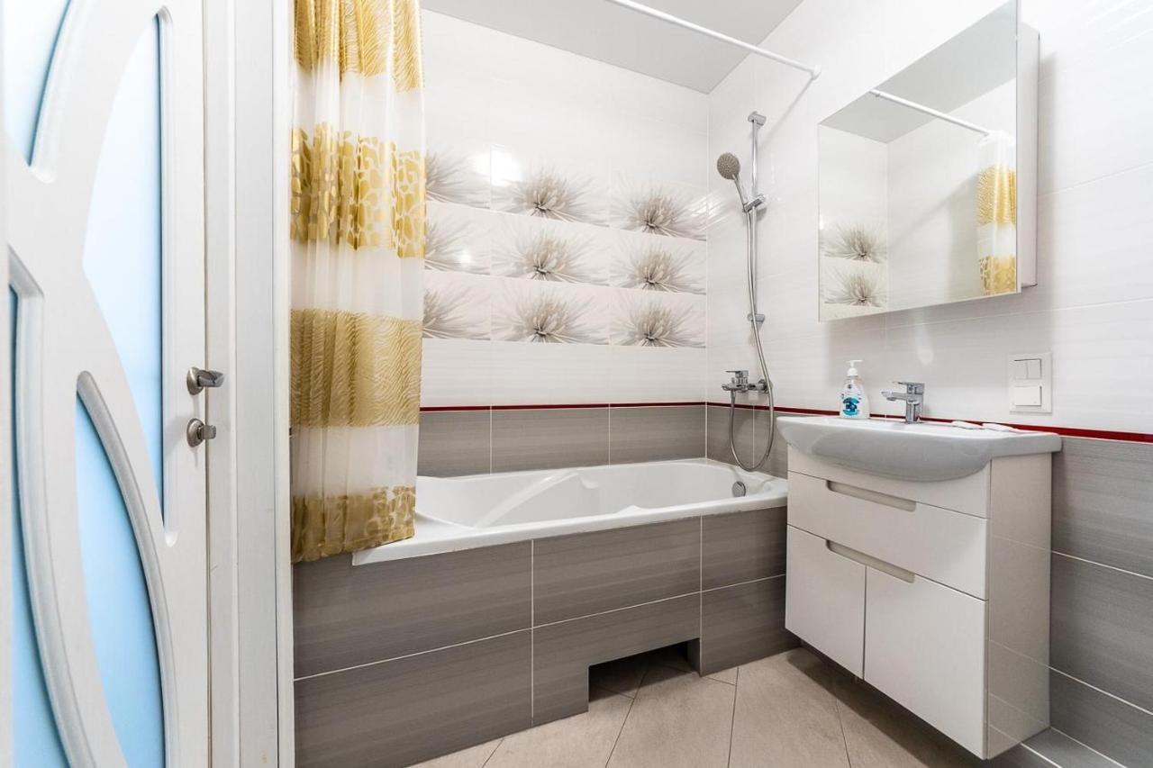 Apartamenti Metro Virlica Daire Kiev Dış mekan fotoğraf