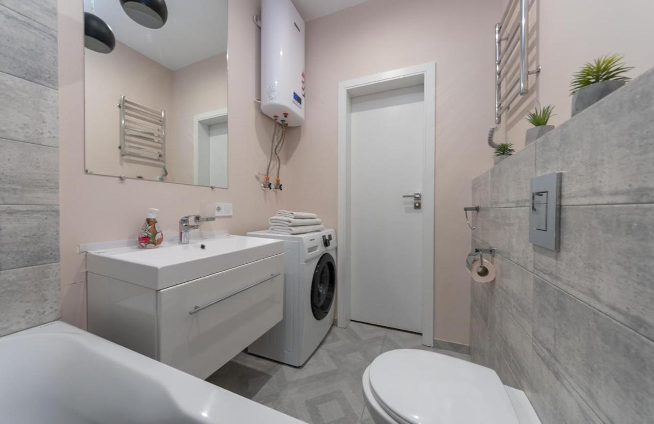 Apartamenti Metro Virlica Daire Kiev Dış mekan fotoğraf