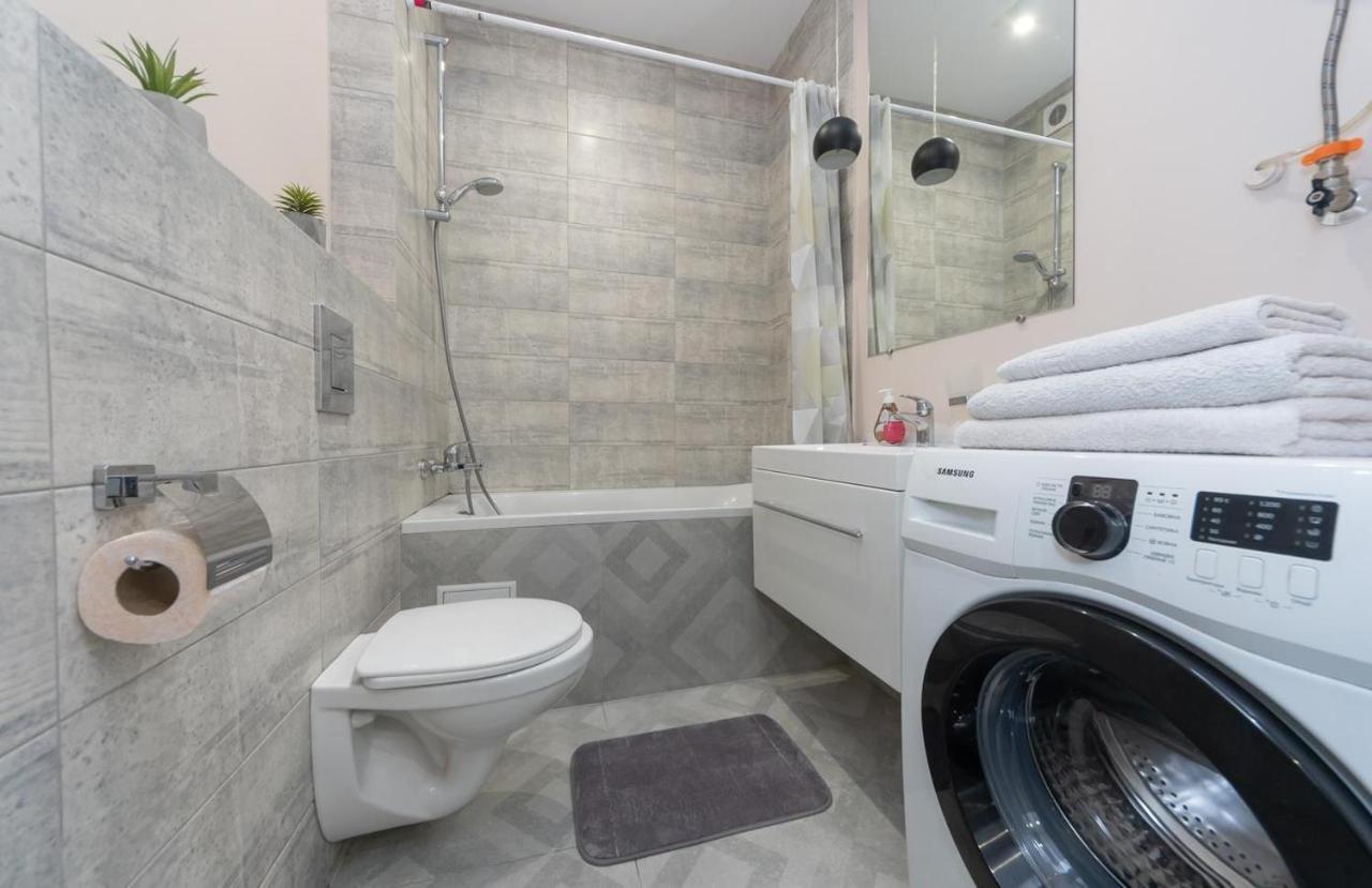 Apartamenti Metro Virlica Daire Kiev Dış mekan fotoğraf